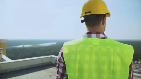 Construction supervisor checking building standing roof, professional foreman Vidéo 117213414