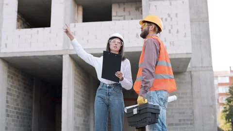 Construction team collaborates on building site progress in urban setting Vídeos de archivo 286044633