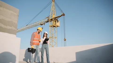 Construction team members discuss project progress at a commercial site Vídeos de archivo 286045819