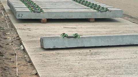 A construction team is setting up concrete panels on a worksite. The process Vidéo 344675533