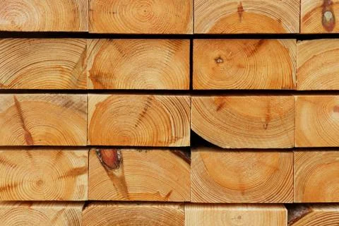 Construction Timber Background: Cutting Edges of Piled Pine Thick Boards 库存照片