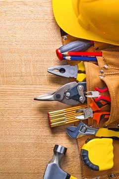 Construction tools in tool belt Hammer Punch pliers Pliers Cutter Pencil Foto stock