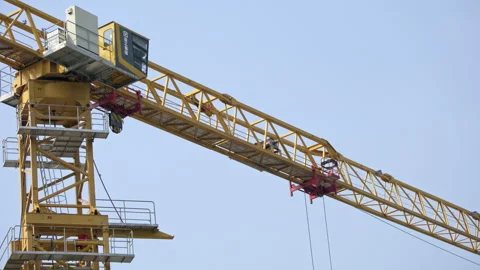 Construction Tower Crane: Equipment on an Active Building Site (ProRes 422) Stockbeeldmateriaal 322931584