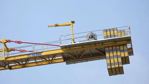 Construction Tower Crane: Equipment on an Active Building Site (ProRes 422) Stockbeeldmateriaal 322952119