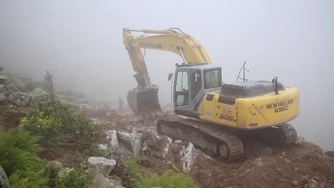 Construction vehicles are working to build roads in Rize. Vídeos de archivo 148885208