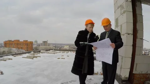 Construction in winter. Professional people at work. 库存影片 58686219