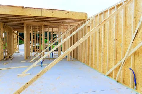 Construction of wooden building with framing support structures in progress.. Foto stock