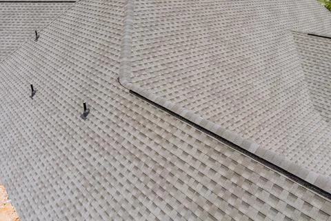 In construction work, asphalt shingles are being covered with new roofs Stock-Fotos