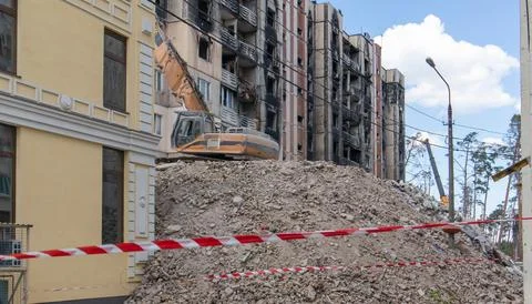 Construction work on the demolition of multi-storey apartments. Fence made .. Stock-Fotos