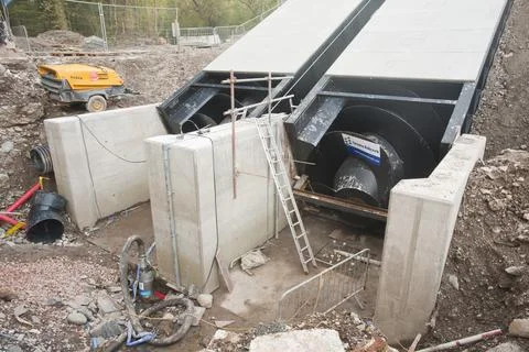 Construction work on fitting two archimedes screws on a new hydro electric pr Foto stock