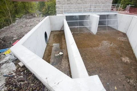 Construction work on fitting two archimedes screws on a new hydro electric pr Foto stock