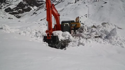 Construction work getting fast after a heavy snowfall In Kedarnath Uttarakhand 스톡 동영상 196706131