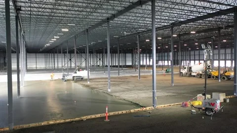 Construction work inside of giant warehouse - pouring slab concrete 스톡 동영상 181946366