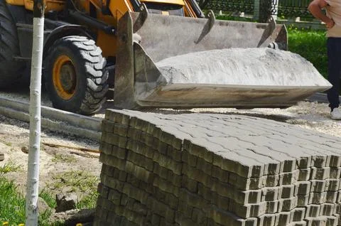 Construction work on paving slabs. Laying new paving stones on a city sidewal Foto stock