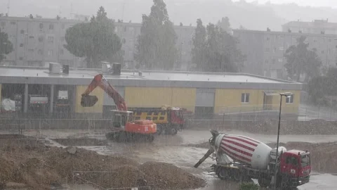 Construction work in torrential rain Stock Footage 138318112