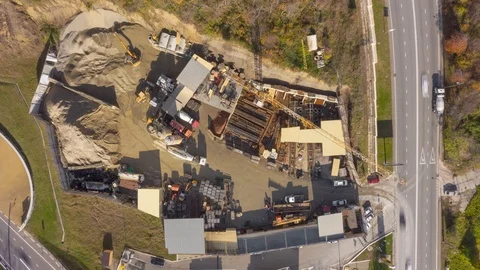 Construction work. Tower crane. Cement plant. Aerial survey. Timelapse. Vidéo 99456492