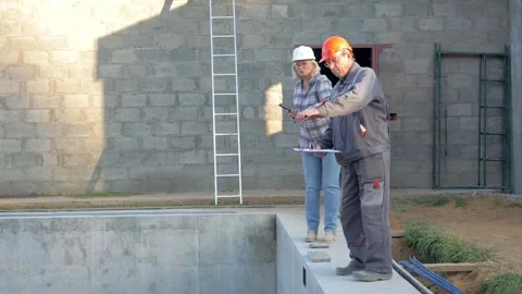 Construction worker and architect working on building site Video stock 315562936