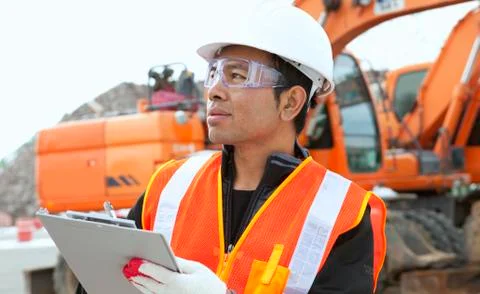 Construction worker and excavator Foto stock