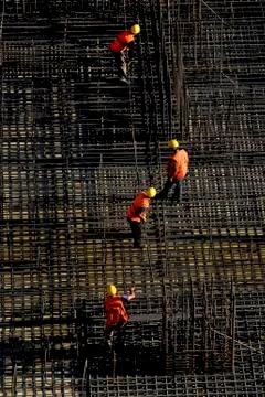 Construction worker and structures of building Stockfoto's