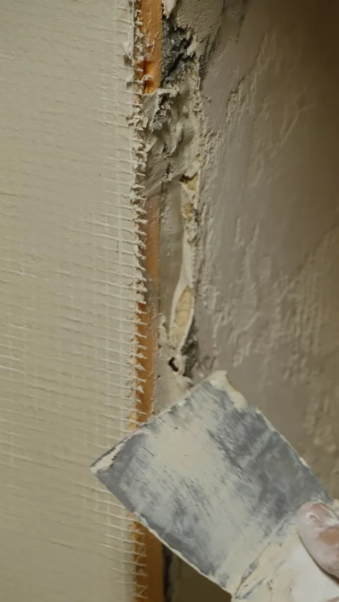 Construction worker applies plaster to corner of wall Video stock 317082359