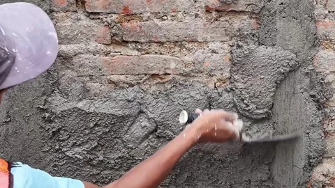 Construction worker applying wet cement plaster on wall surface during buil.. Video stock 316664573