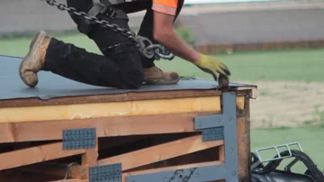 Construction worker attaching a chain, close up shot Video stock 86009915