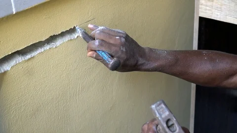 Construction worker breaking the wall with a chisel Vídeos de archivo 117369810