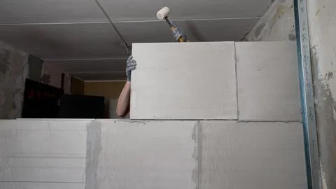 Construction worker building a concrete block wall Fotos de archivo