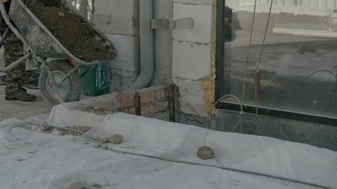 Construction worker on building site using a smartphone to communicate Stock-Fotos