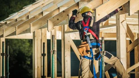 Construction Worker Building Wooden Structure During Daylight Hours Foto stock