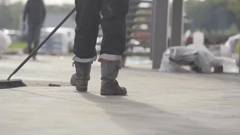 Construction Worker Cleans a Building Site Vídeo Stock 123799683