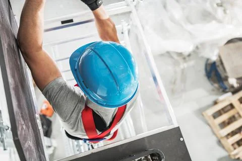 Construction Worker Climbing on Scaffolding Foto stock
