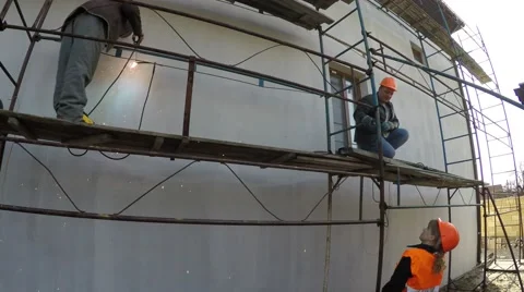 Construction worker climbs the scaffolding. 스톡 동영상 61144593
