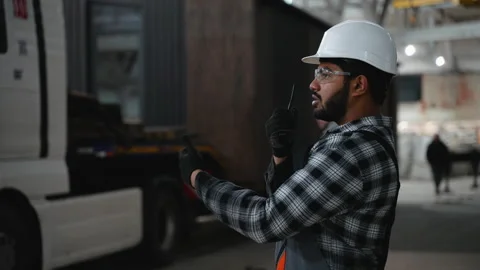 Construction worker coordinating modular home transport logistics Video stock 301824423