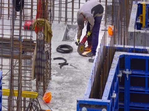 Construction worker cuts construction armature with an angular grinding machine Video stock 76786141