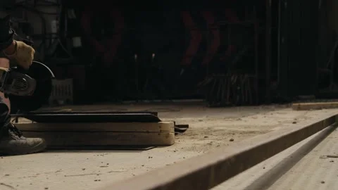 Construction worker cuts fittings with a circular saw Vidéo 153753678