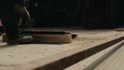 Construction worker cuts fittings with a circular saw Vidéo 153754034