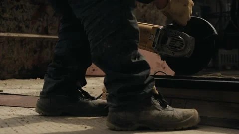 Construction worker cuts fittings with a circular saw Vidéo 153754038