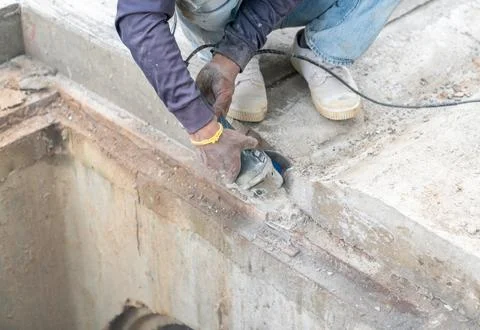 Construction worker cuts with working diamond bladed cut off saw to concret.. Foto stock