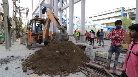 Construction worker digging Vídeos de archivo 105674897