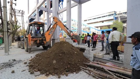 Construction worker digging Vídeos de archivo 105674900