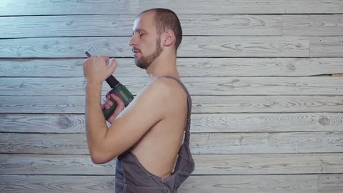 Construction worker with a drill in his hand dancing fun 動画素材 81987187