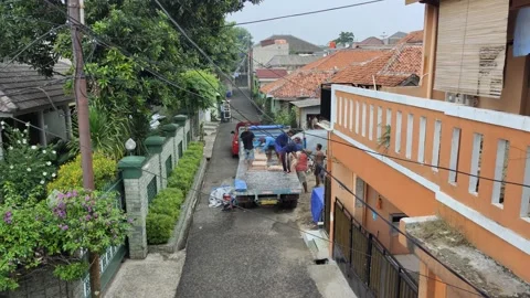 Construction worker drop off some bags of cement powder Video stock 164410172