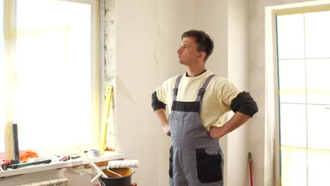 Construction worker evaluating progress in renovated room Vídeos de archivo 314083064