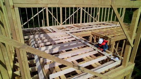 Construction worker in the forest builds house Video stock 200831307