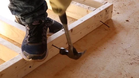 Construction Worker Hammering in a Nail Vídeo Stock 81749533