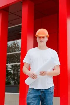 Construction worker hold plan of the building Foto stock