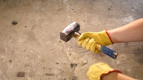 Construction worker holding heavy big Hammer. Wooden handle. Home worker gloves. Vídeos de archivo 126333082