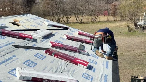 Construction Worker on House Laying Shingles Видео 304006177