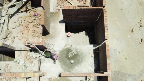 Construction worker inside unfinished house 库存影片 348676846